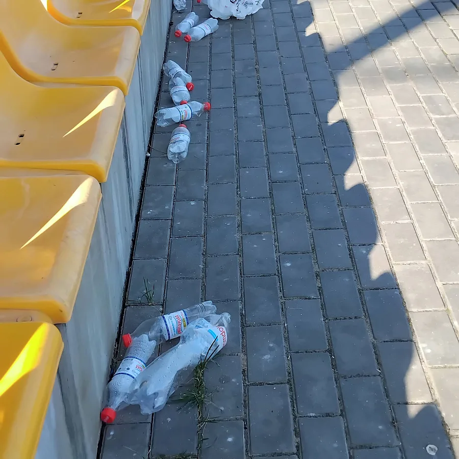 Всё в мусоре, сиденья сломаны: как футбольные фанаты отдыхают на стадионе в Николаеве (фото) Всё в мусоре, сиденья сломаны: как футбольные фанаты отдыхают на стадионе в Николаеве (фото)