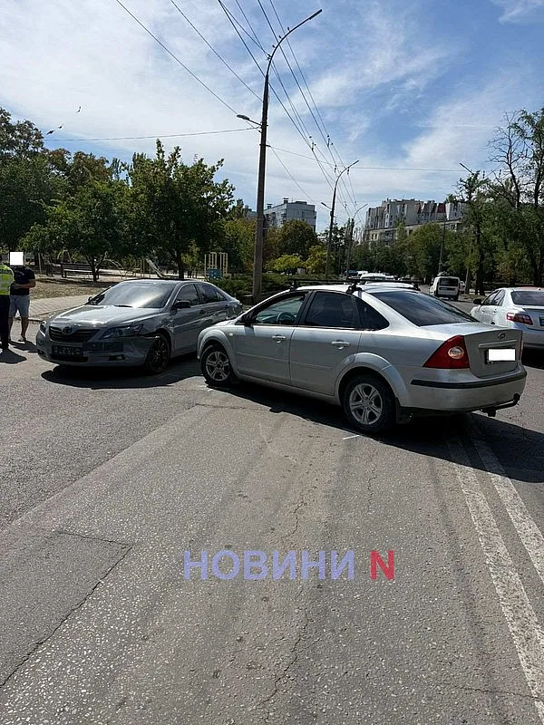 В Николаеве Ford при повороте через двойную сплошную столкнулся с Toyota В Николаеве Ford при повороте через двойную сплошную столкнулся с Toyota
