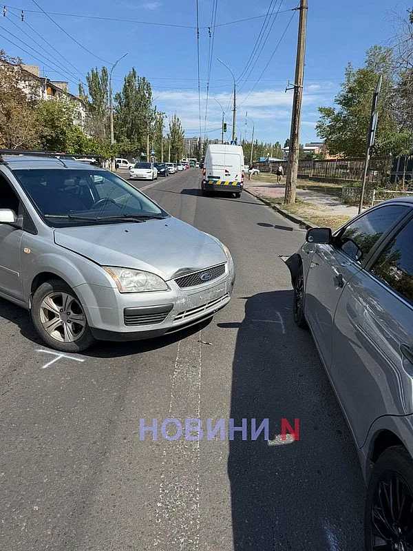 В Николаеве Ford при повороте через двойную сплошную столкнулся с Toyota В Николаеве Ford при повороте через двойную сплошную столкнулся с Toyota