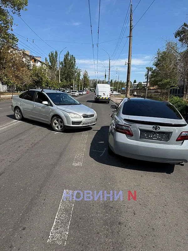 В Николаеве Ford при повороте через двойную сплошную столкнулся с Toyota В Николаеве Ford при повороте через двойную сплошную столкнулся с Toyota