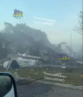 На трассе Николаев - Одесса враг уничтожил еще одну АЗС (видео) На трассе Николаев - Одесса враг уничтожил еще одну АЗС (видео)