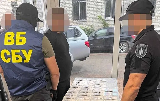 В Житомирской области сотрудник СБУ продавал данные о телефонных номерах за 50 тысяч В Житомирской области сотрудник СБУ продавал данные о телефонных номерах за 50 тысяч