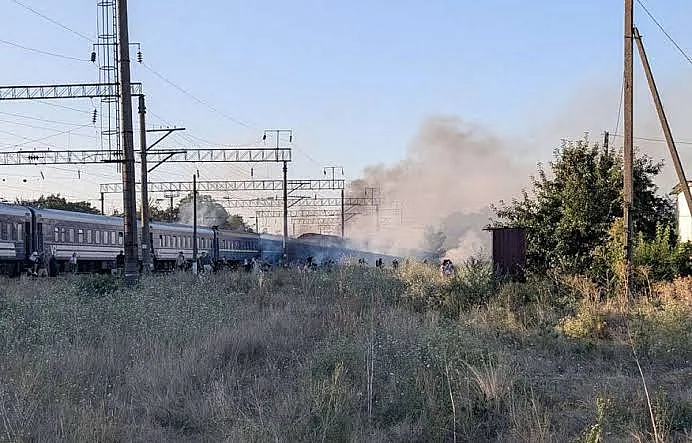 Дрон атаковал поезд Одесса-Днепр: пассажиров успели эвакуировать, удар пришелся по локомотиву Дрон атаковал поезд Одесса-Днепр: пассажиров успели эвакуировать, удар пришелся по локомотиву