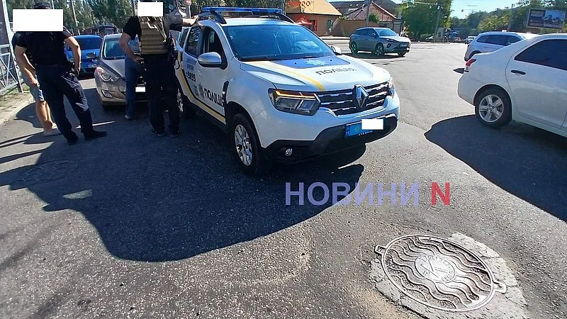 ДТП с полицейским авто произошло у кольца в Николаеве ДТП с полицейским авто произошло у кольца в Николаеве