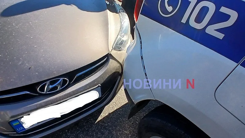 ДТП с полицейским авто произошло у кольца в Николаеве ДТП с полицейским авто произошло у кольца в Николаеве