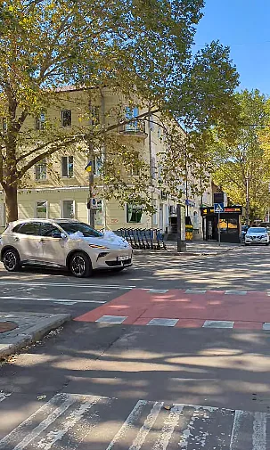 В Николаеве свадебный автомобиль проехал по пешеходной Соборной, чтобы объехать пробку (видео) В Николаеве свадебный автомобиль проехал по пешеходной Соборной, чтобы объехать пробку (видео)