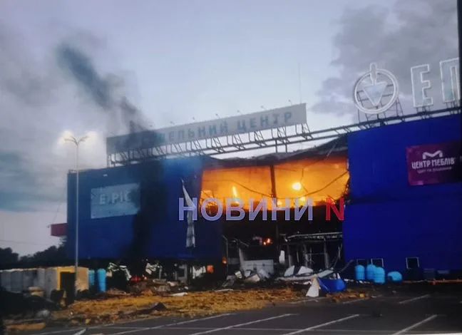 Удар по «Эпицентру» в Николаеве: появились новые фото и видео с места прилета Удар по «Эпицентру» в Николаеве: появились новые фото и видео с места прилета