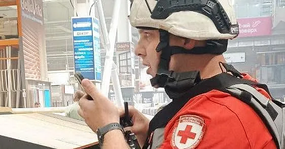 Атака на «Эпицентр» в Николаеве: волонтеры «Красного Креста» искали пострадавших (фото) Атака на «Эпицентр» в Николаеве: волонтеры «Красного Креста» искали пострадавших (фото)