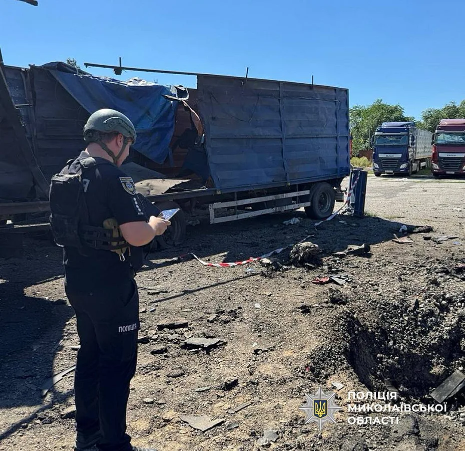 Полиция показала последствия атак на Николаевскую область: погиб мужчина, есть пострадавшие Полиция показала последствия атак на Николаевскую область: погиб мужчина, есть пострадавшие