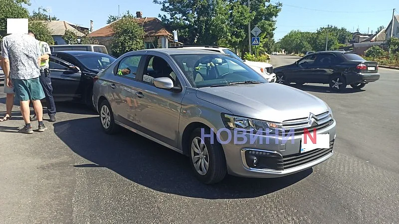 В Николаеве на перекрестке столкнулись Citroen и Hyundai: движение затруднено В Николаеве на перекрестке столкнулись Citroen и Hyundai: движение затруднено