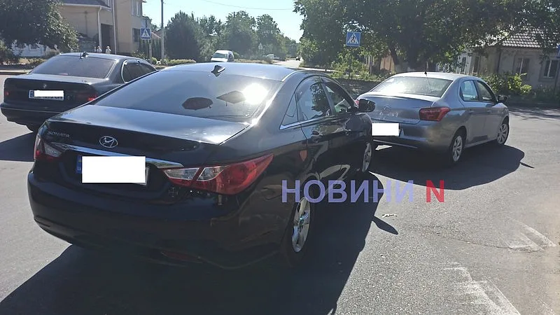 В Николаеве на перекрестке столкнулись Citroen и Hyundai: движение затруднено В Николаеве на перекрестке столкнулись Citroen и Hyundai: движение затруднено
