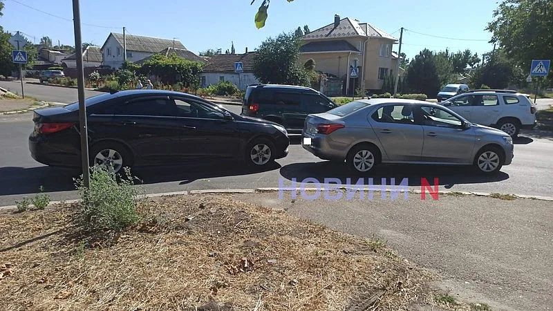 В Николаеве на перекрестке столкнулись Citroen и Hyundai: движение затруднено В Николаеве на перекрестке столкнулись Citroen и Hyundai: движение затруднено