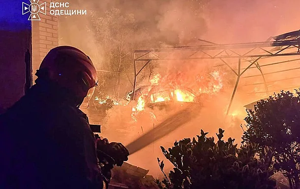 Російська атака викликала пожежі та руйнування у двох районах Одеської області Російська атака викликала пожежі та руйнування у двох районах Одеської області