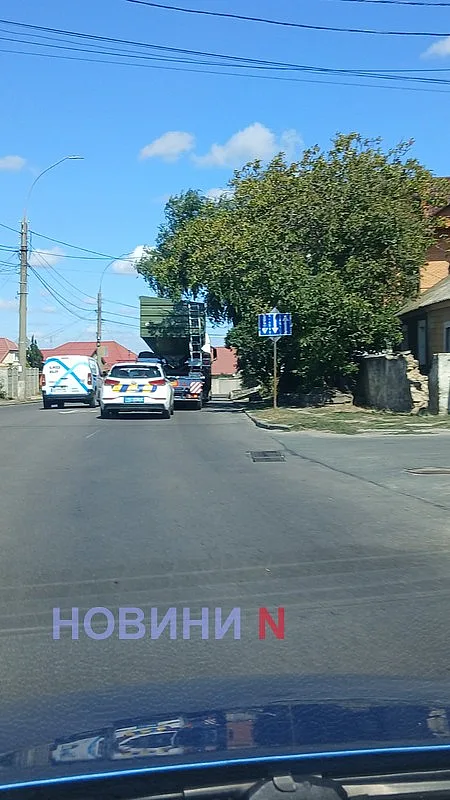 Происшествие из-за ветра: в Николаеве слетевший тент порвал провода, а они повредили автомобиль Происшествие из-за ветра: в Николаеве слетевший тент порвал провода, а они повредили автомобиль