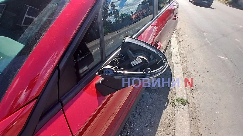 Происшествие из-за ветра: в Николаеве слетевший тент порвал провода, а они повредили автомобиль Происшествие из-за ветра: в Николаеве слетевший тент порвал провода, а они повредили автомобиль