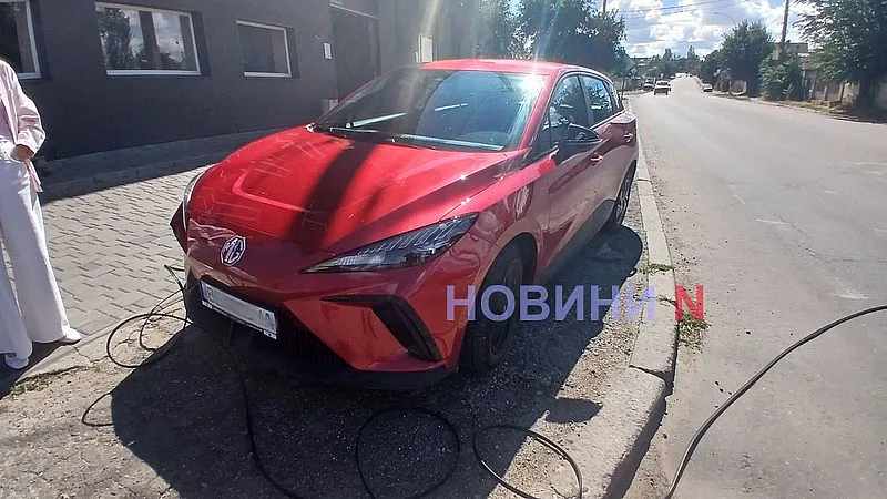 Происшествие из-за ветра: в Николаеве слетевший тент порвал провода, а они повредили автомобиль Происшествие из-за ветра: в Николаеве слетевший тент порвал провода, а они повредили автомобиль