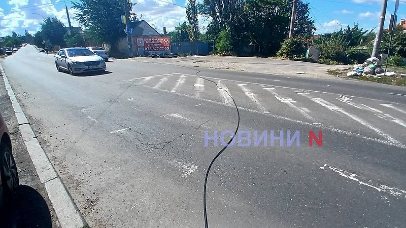 Происшествие из-за ветра: в Николаеве слетевший тент порвал провода, а они повредили автомобиль Происшествие из-за ветра: в Николаеве слетевший тент порвал провода, а они повредили автомобиль