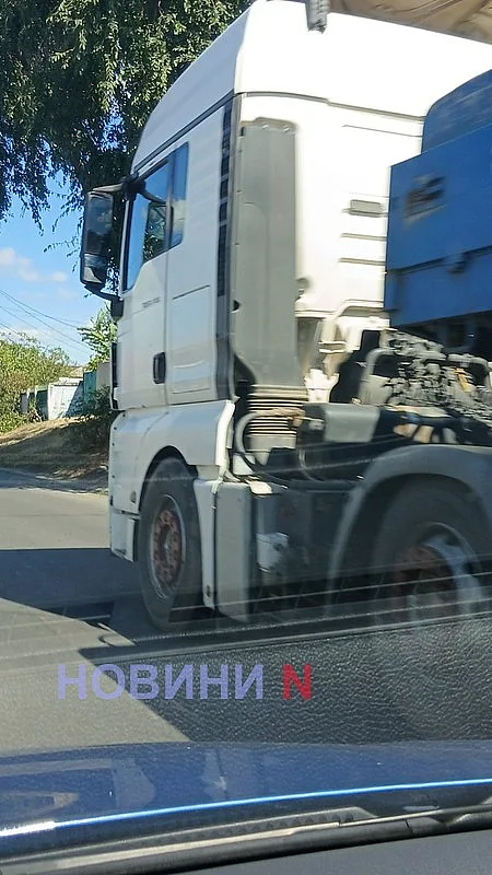 Происшествие из-за ветра: в Николаеве слетевший тент порвал провода, а они повредили автомобиль Происшествие из-за ветра: в Николаеве слетевший тент порвал провода, а они повредили автомобиль