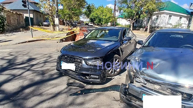 Audi и Lada столкнулись в центре Николаева: кто проехал на красный, выясняется Audi и Lada столкнулись в центре Николаева: кто проехал на красный, выясняется