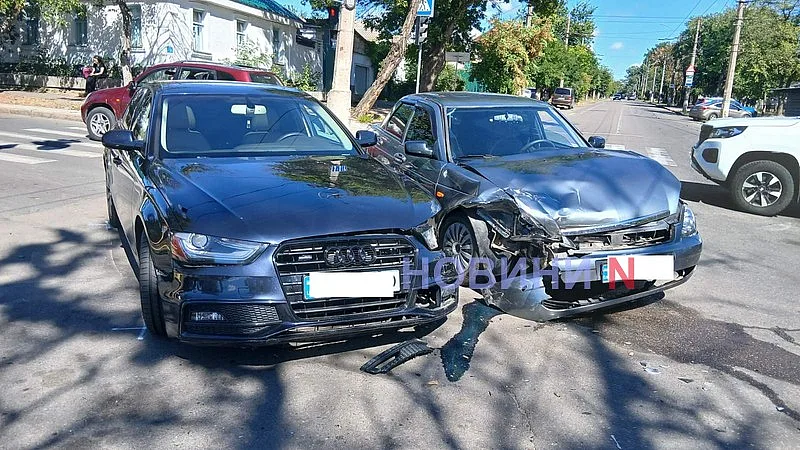 Audi и Lada столкнулись в центре Николаева: кто проехал на красный, выясняется Audi и Lada столкнулись в центре Николаева: кто проехал на красный, выясняется