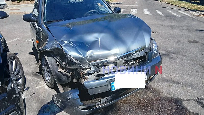 Audi и Lada столкнулись в центре Николаева: кто проехал на красный, выясняется Audi и Lada столкнулись в центре Николаева: кто проехал на красный, выясняется
