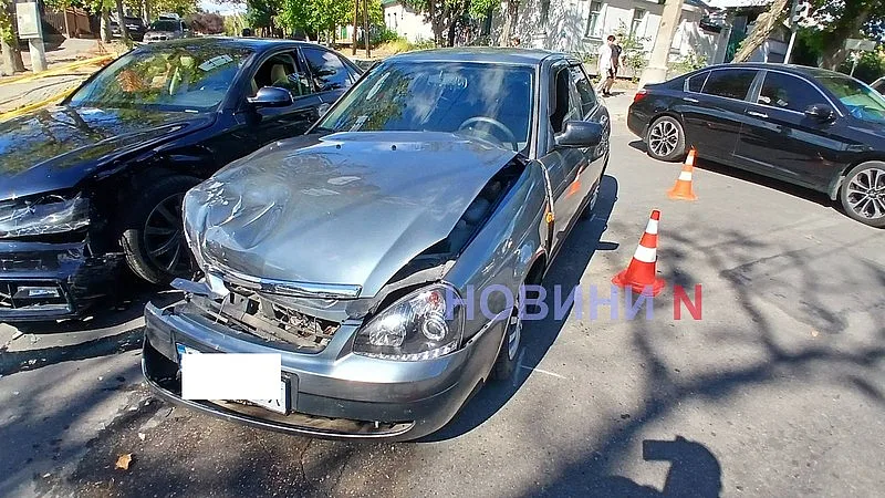 Audi и Lada столкнулись в центре Николаева: кто проехал на красный, выясняется Audi и Lada столкнулись в центре Николаева: кто проехал на красный, выясняется