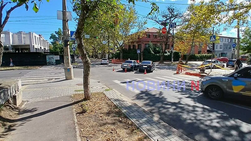 Audi и Lada столкнулись в центре Николаева: кто проехал на красный, выясняется Audi и Lada столкнулись в центре Николаева: кто проехал на красный, выясняется
