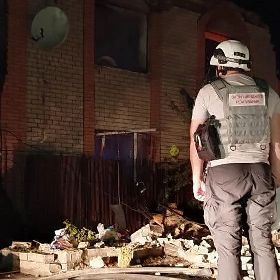 Николаев под атакой: волонтеры Красного Креста показали, как работают на местах попаданий (фото) Николаев под атакой: волонтеры Красного Креста показали, как работают на местах попаданий (фото)