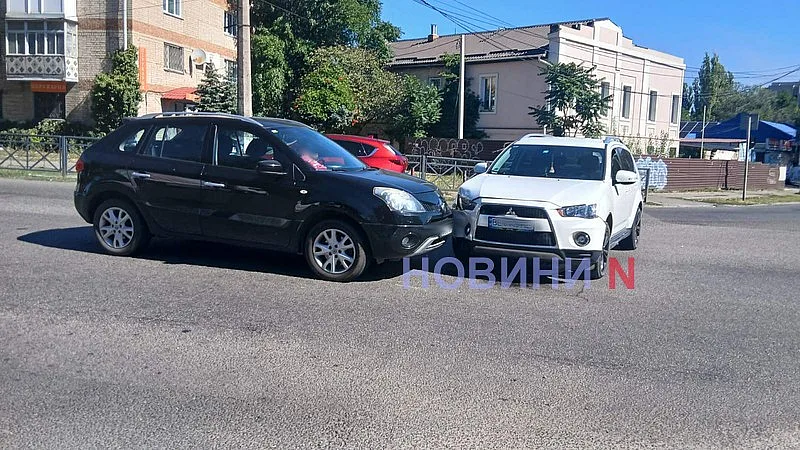 Проехал на красный: в Николаеве «Мицубиси» врезался в «Рено», образовалась пробка Проехал на красный: в Николаеве «Мицубиси» врезался в «Рено», образовалась пробка