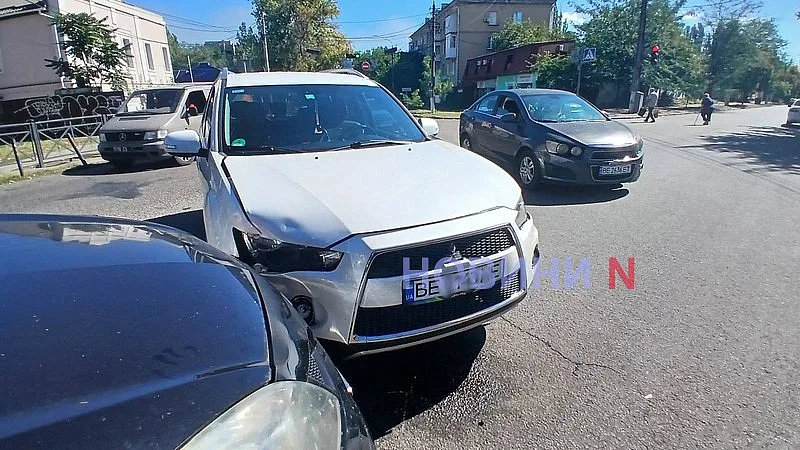 Проехал на красный: в Николаеве «Мицубиси» врезался в «Рено», образовалась пробка Проехал на красный: в Николаеве «Мицубиси» врезался в «Рено», образовалась пробка