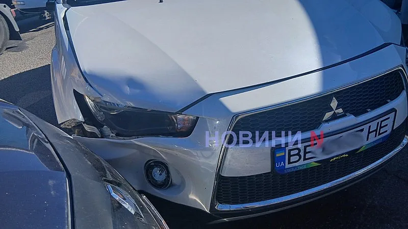 Проехал на красный: в Николаеве «Мицубиси» врезался в «Рено», образовалась пробка Проехал на красный: в Николаеве «Мицубиси» врезался в «Рено», образовалась пробка