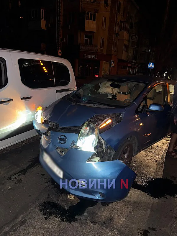 Citroën и Nissan столкнулись в центре Николаева Citroën и Nissan столкнулись в центре Николаева