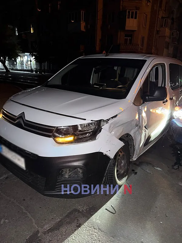 Citroën и Nissan столкнулись в центре Николаева Citroën и Nissan столкнулись в центре Николаева