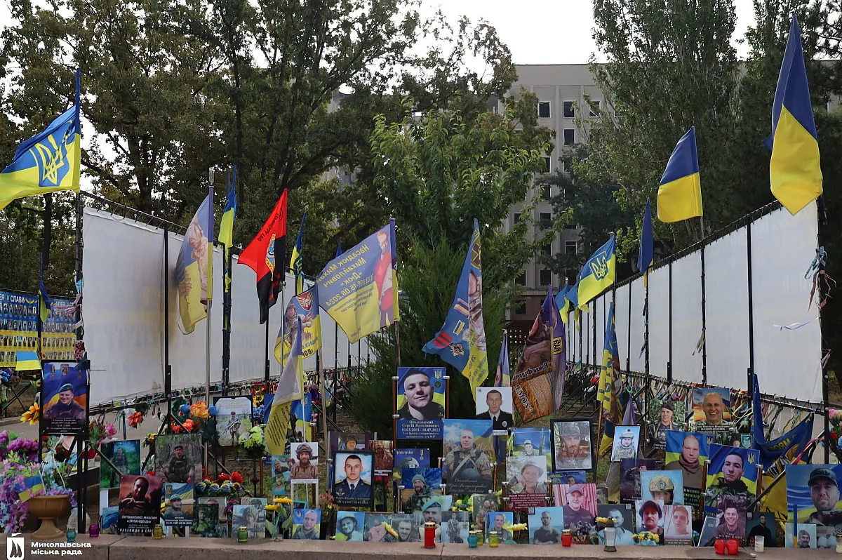 День города Николаева начался с минуты молчания и возложения цветов (фото) День города Николаева начался с минуты молчания и возложения цветов (фото)