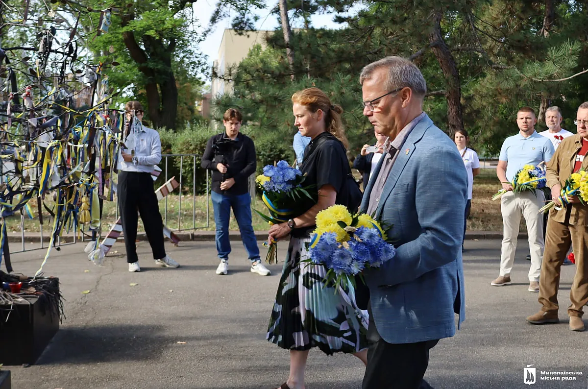 День города Николаева начался с минуты молчания и возложения цветов (фото) День города Николаева начался с минуты молчания и возложения цветов (фото)