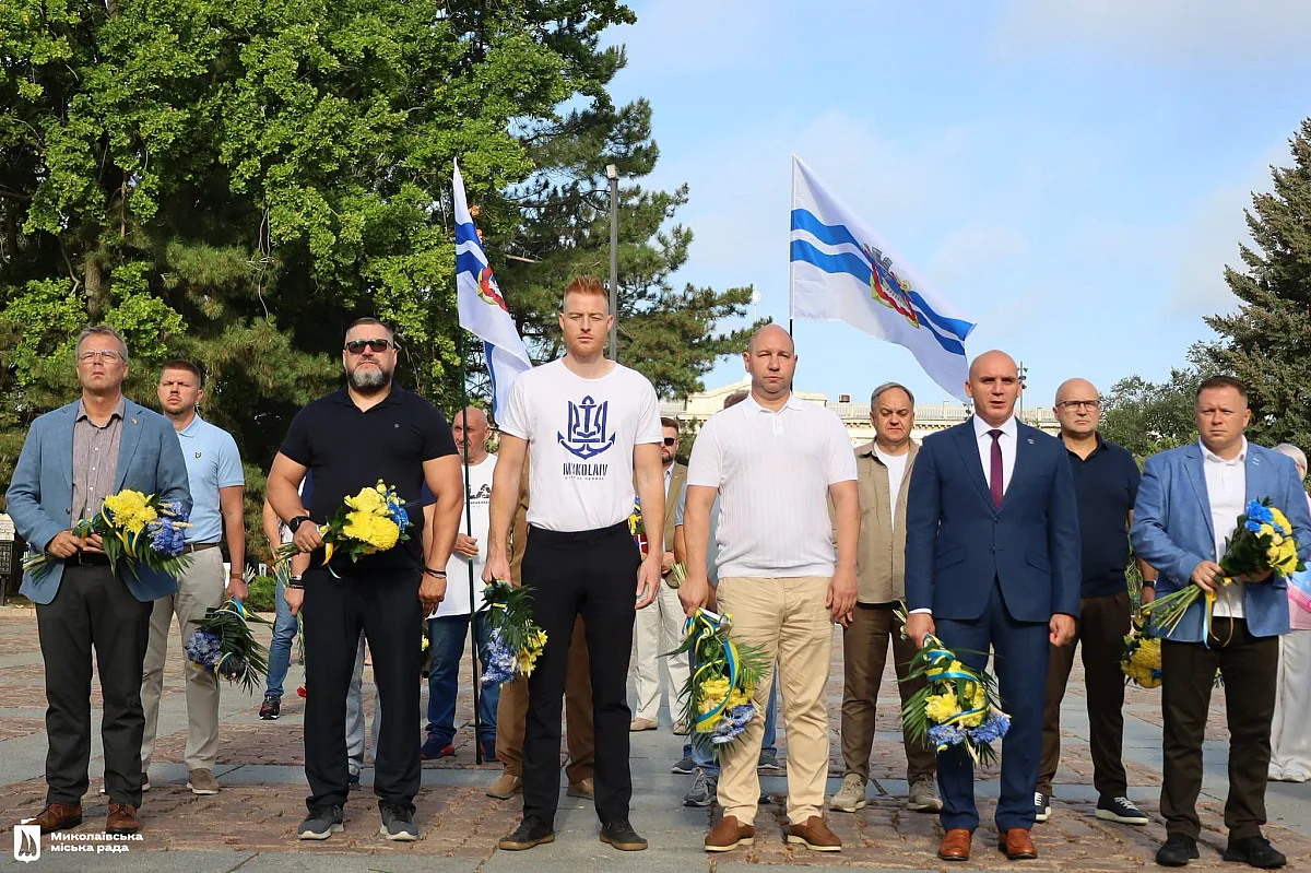 День города Николаева начался с минуты молчания и возложения цветов (фото) День города Николаева начался с минуты молчания и возложения цветов (фото)
