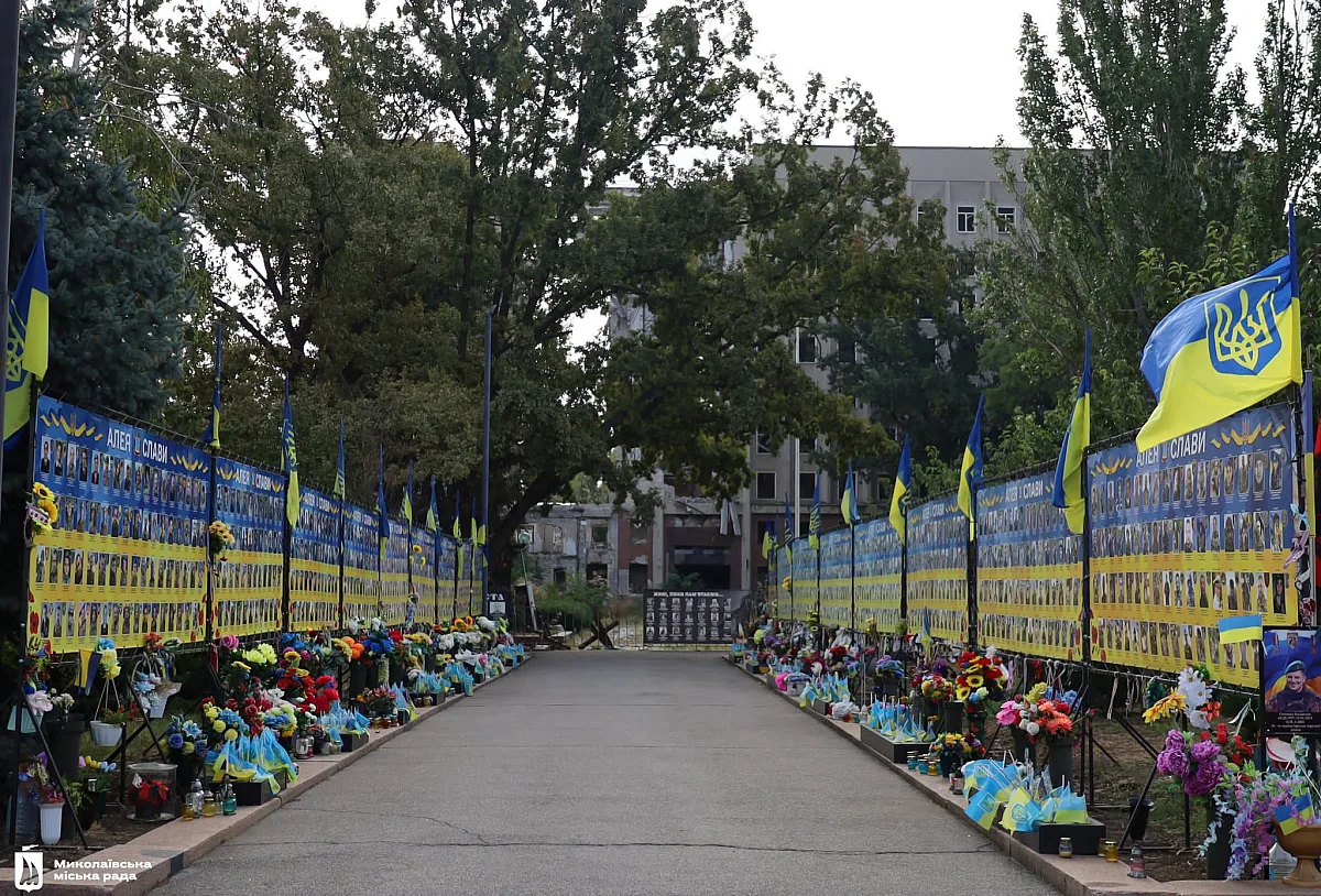 День города Николаева начался с минуты молчания и возложения цветов (фото) День города Николаева начался с минуты молчания и возложения цветов (фото)