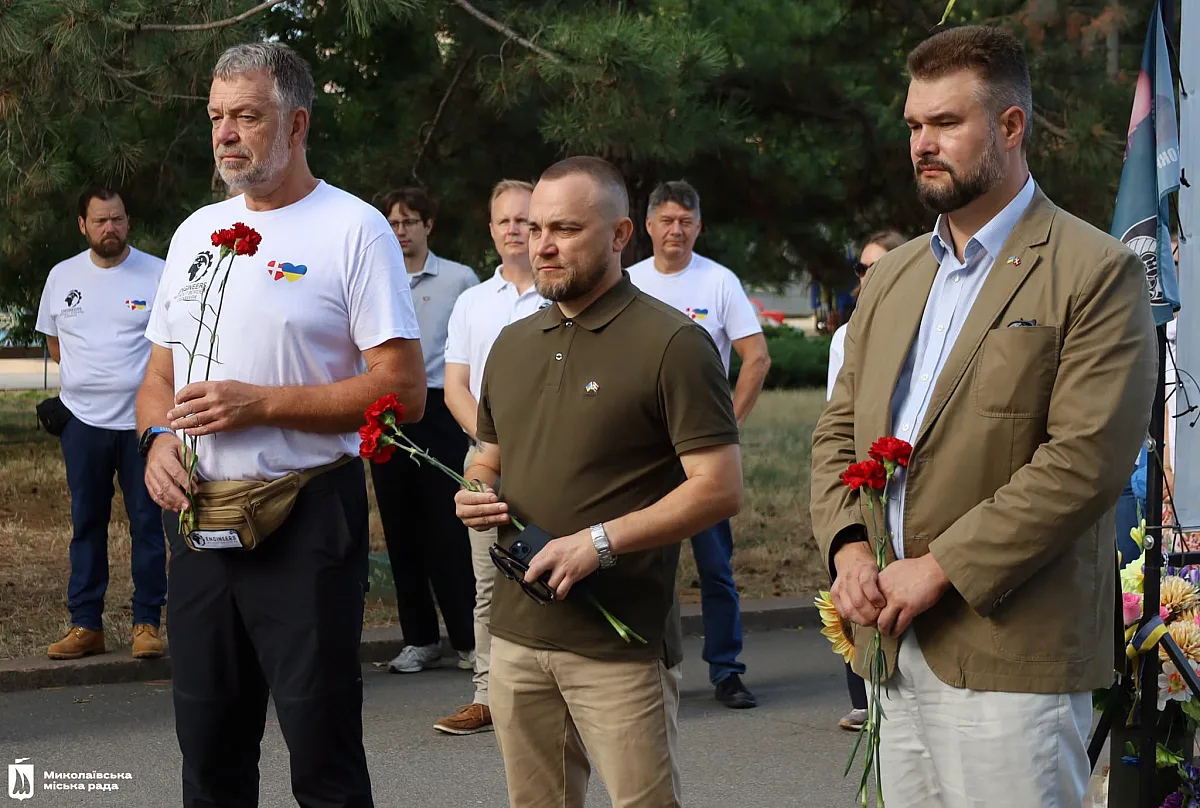 День города Николаева начался с минуты молчания и возложения цветов (фото) День города Николаева начался с минуты молчания и возложения цветов (фото)