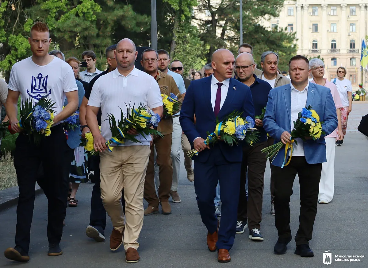 День города Николаева начался с минуты молчания и возложения цветов (фото) День города Николаева начался с минуты молчания и возложения цветов (фото)