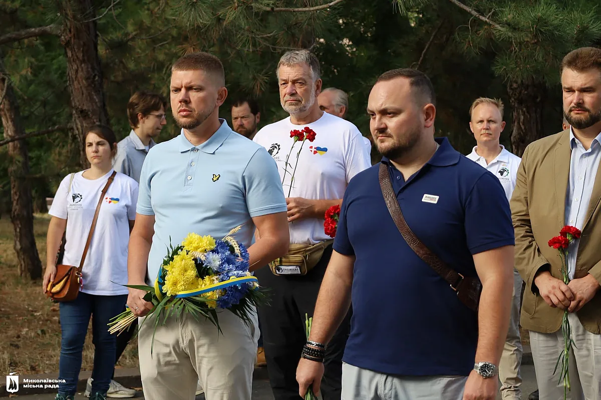 День города Николаева начался с минуты молчания и возложения цветов (фото) День города Николаева начался с минуты молчания и возложения цветов (фото)