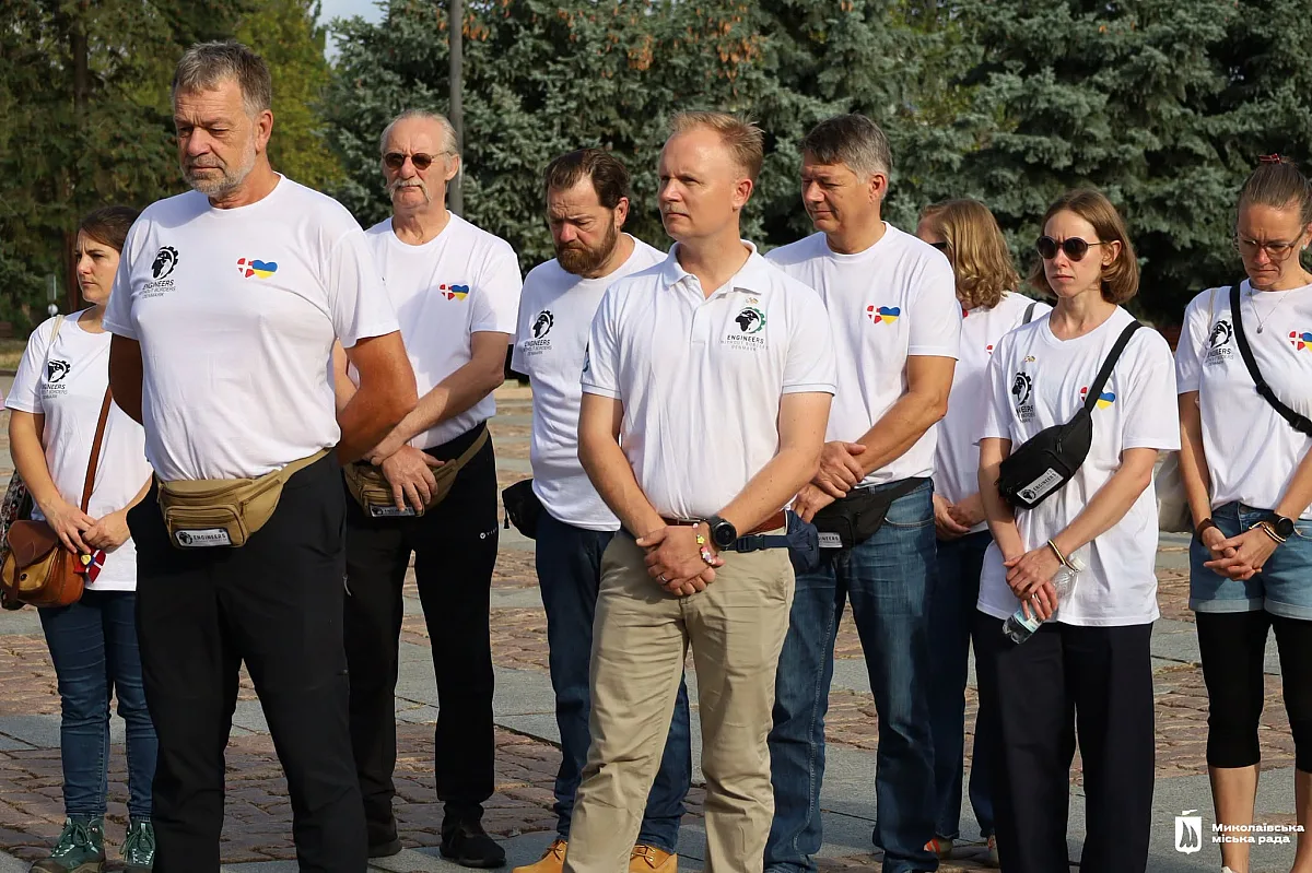 День города Николаева начался с минуты молчания и возложения цветов (фото) День города Николаева начался с минуты молчания и возложения цветов (фото)