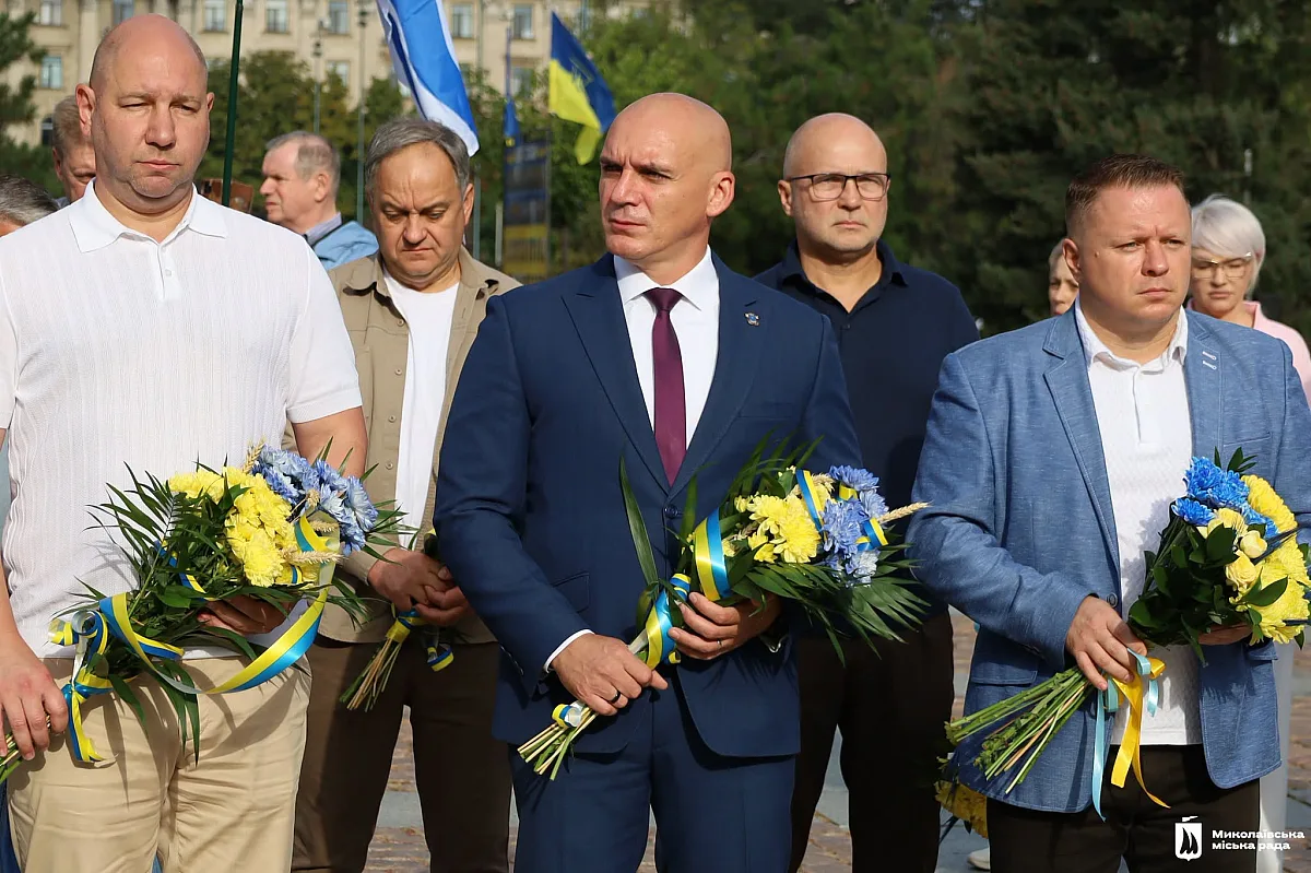День города Николаева начался с минуты молчания и возложения цветов (фото) День города Николаева начался с минуты молчания и возложения цветов (фото)