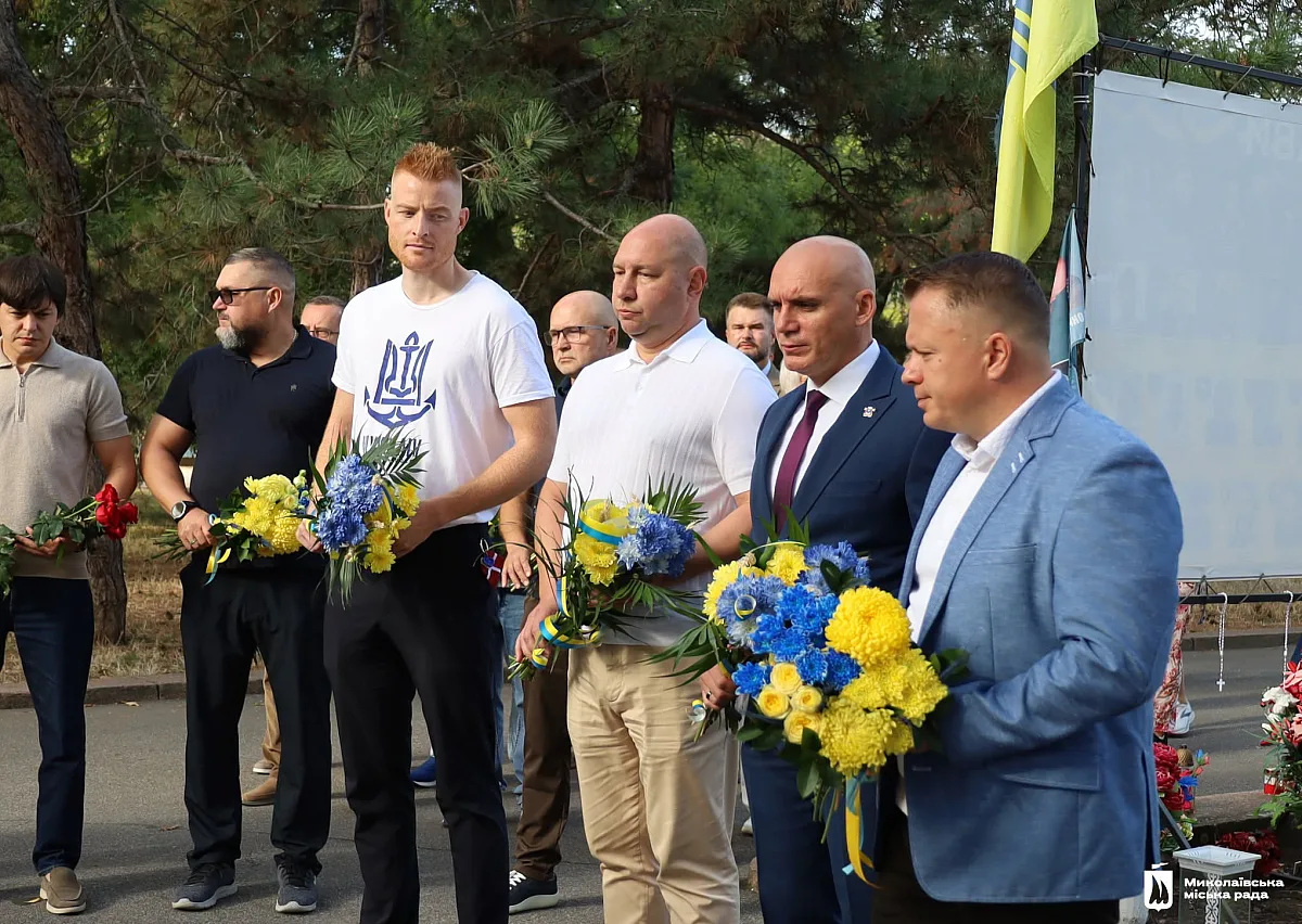 День города Николаева начался с минуты молчания и возложения цветов (фото) День города Николаева начался с минуты молчания и возложения цветов (фото)