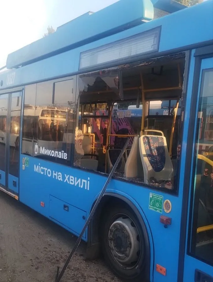Після атаки на Миколаїв пошкоджено тролейбус: сьогодні на маршрути вийдуть машини з автономним ходом Після атаки на Миколаїв пошкоджено тролейбус: сьогодні на маршрути вийдуть машини з автономним ходом