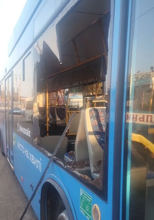 Після атаки на Миколаїв пошкоджено тролейбус: сьогодні на маршрути вийдуть машини з автономним ходом Після атаки на Миколаїв пошкоджено тролейбус: сьогодні на маршрути вийдуть машини з автономним ходом