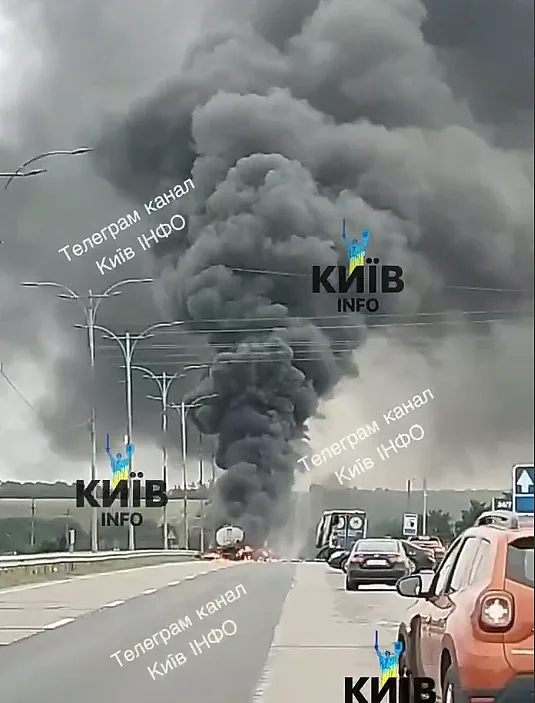 Бензовоз столкнулся с грузовиком на трассе Киев - Одесса: вспыхнул сильный пожар, движение остановлено Бензовоз столкнулся с грузовиком на трассе Киев - Одесса: вспыхнул сильный пожар, движение остановлено
