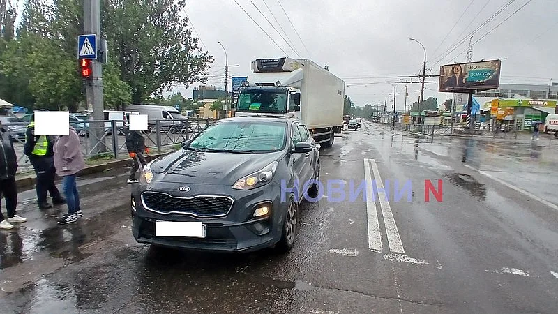 Грузовик врезался в Kia на проспекте в Николаеве Грузовик врезался в Kia на проспекте в Николаеве