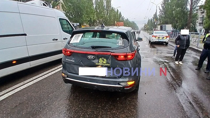 Грузовик врезался в Kia на проспекте в Николаеве Грузовик врезался в Kia на проспекте в Николаеве