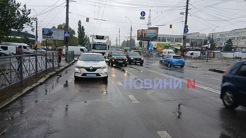 Грузовик врезался в Kia на проспекте в Николаеве Грузовик врезался в Kia на проспекте в Николаеве