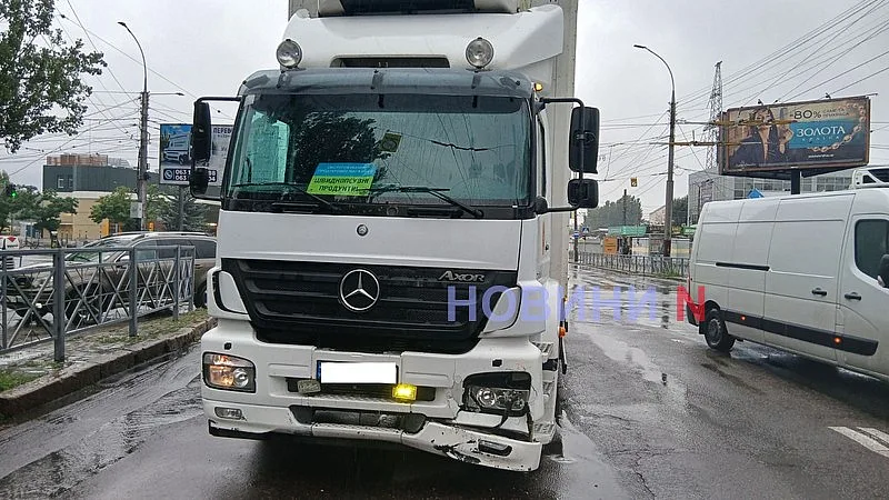 Грузовик врезался в Kia на проспекте в Николаеве Грузовик врезался в Kia на проспекте в Николаеве